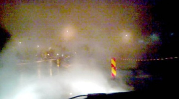 O conductă spartă a inundat strada Soveja - video